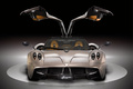 Pagani Huayra gris face avant portes ouvertes