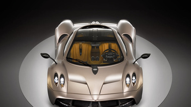 Pagani Huayra gris face avant vue de haut