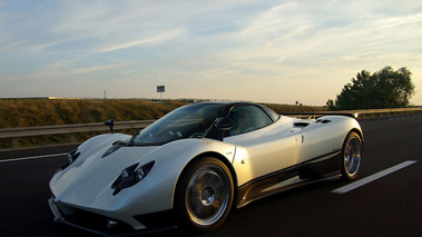 Pagani Zonda F blanche profil dynamique