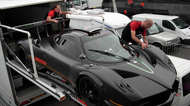 Pagani Zonda R noir sortie de camion