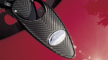 Pagani Zonda Roadster bordeaux logo capot