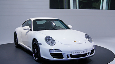 Mondial de l'Automobile Paris 2010 - Porsche 997 Carrera GTS blanc 3/4 avant droit