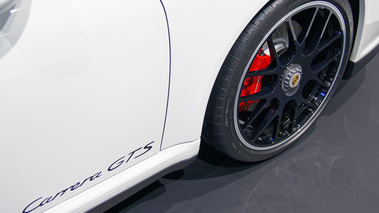 Mondial de l'Automobile Paris 2010 - Porsche 997 Carrera GTS blanc logo aile