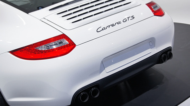 Mondial de l'Automobile Paris 2010 - Porsche 997 Carrera GTS blanc logo capot moteur