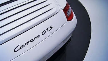 Mondial de l'Automobile Paris 2010 - Porsche 997 Carrera GTS Cabriolet blanc logo capot moteur