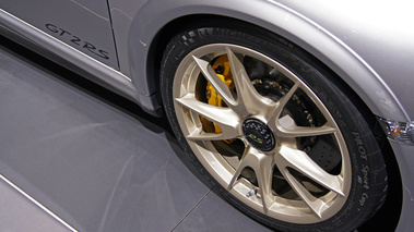 Mondial de l'Automobile Paris 2010 - Porsche 997 GT2 RS gris jante