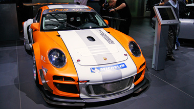 Mondial de l'Automobile Paris 2010 - Porsche 997 GT3 R Hybrid blanc/orange 3/4 avant droit 2