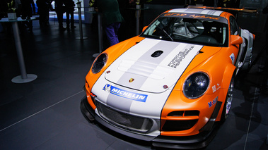 Mondial de l'Automobile Paris 2010 - Porsche 997 GT3 R Hybrid blanc/orange 3/4 avant gauche