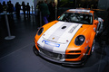 Mondial de l'Automobile Paris 2010 - Porsche 997 GT3 R Hybrid blanc/orange 3/4 avant gauche