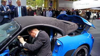Mondial de l'Automobile Paris 2010 - Porsche 997 Speedster bleu fermeture capote