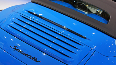 Mondial de l'Automobile Paris 2010 - Porsche 997 Speedster bleu logo capot moteur