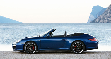 Porsche 911 Carrera GTS - cabrio bleu - profil