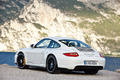 Porsche 911 Carrera GTS - coupé blanc - 3/4 arrière gauche