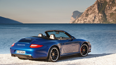 Porsche 911 Carrera GTS - roadster bleu - 3/4 arrière droit