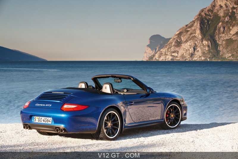 Porsche 911 Carrera GTS - roadster bleu - 3/4 arrière droit / Porsche