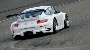 Porsche 911 GT3 RSR - blanche - 3/4 arrière droit, dynamique
