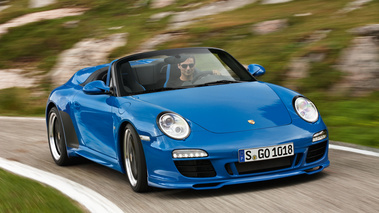 Porsche 911 Speedster - bleue - 3/4 avant droit, en mouvement