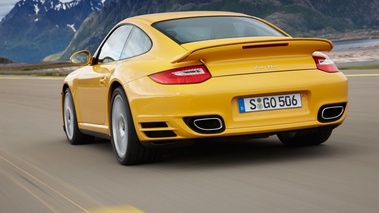 Porsche 911 Turbo 2009 - jaune - 3/4 arrière gauche dynamique