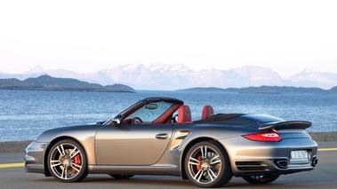 Porsche 911 Turbo cabrio 2009 - grise - 3/4 arrière gauche