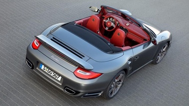 Porsche 911 Turbo cabrio 2009 - grise - 3/4 supérieur arrière droit et habitacle