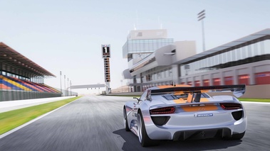 Porsche 918 RSR gris/orange 3/4 arrière gauche travelling penché