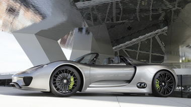 Porsche 918 Spyder gris 3/4 avant gauche penché