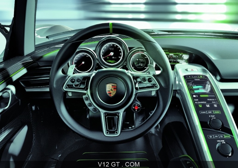 Tableau Porsche 918 jaune 3 Porsche 918 Spyder grise tableau de bord zoom