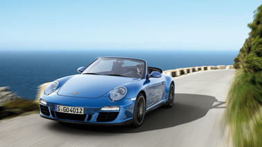 Porsche 997 Carrera 4 GTS - Cabriolet bleu - 3/4 avant gauche, dynamique