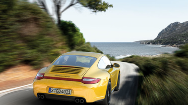 Porsche 997 Carrera 4 GTS - Coupé jaune - 3/4 arrière droit, dynamique