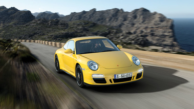 Porsche 997 Carrera 4 GTS - Coupé jaune - 3/4 avant droit, dynamique