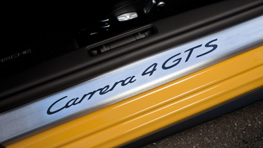 Porsche 997 Carrera 4 GTS - jaune - seuil de porte