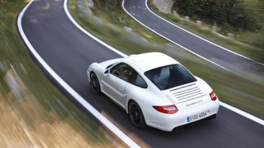 Porsche 997 Carrera GTS blanc 3/4 arrière gauche travelling vue de haut