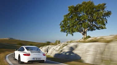 Porsche 997 Carrera GTS blanc 3/4 arrière gauche travelling