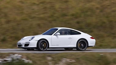 Porsche 997 Carrera GTS blanc 3/4 avant gauche filé