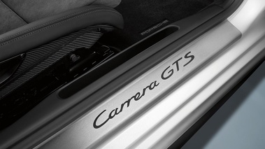 Porsche 997 Carrera GTS blanc pas de porte