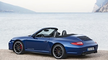 Porsche 997 Carrera GTS Cabriolet bleu 3/4 arrière gauche