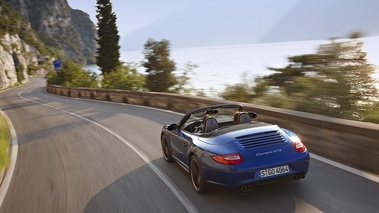 Porsche 997 Carrera GTS Cabriolet bleu 3/4 arrirèe gauche travelling penché vue de haut 3