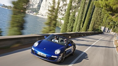 Porsche 997 Carrera GTS Cabriolet bleu 3/4 avant gauche travelling penché vue de haut 3