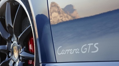 Porsche 997 Carrera GTS Cabriolet bleu logo porte