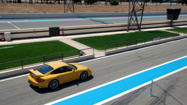 Porsche 997 GT2 jaune 3/4 arrière droit filé vue de haut