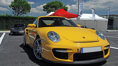 Porsche 997 GT2 jaune 3/4 avant droit & Ferrari F430 Scuderia anthracite face avant