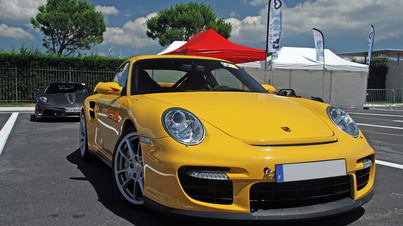 Porsche 997 GT2 jaune 3/4 avant droit & Ferrari F430 Scuderia anthracite face avant