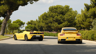 Porsche 997 GT2 jaune face arrière & Ferrari F430 Scuderia 16 jaune 3/4 arrière gauche