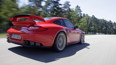 Porsche 997 GT2 RS rouge 3/4 arrière droit travelling penché