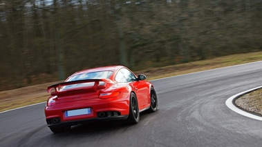 Porsche 997 GT2 RS rouge 3/4 arrière droit travelling penché