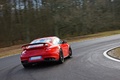 Porsche 997 GT2 RS rouge 3/4 arrière droit travelling penché