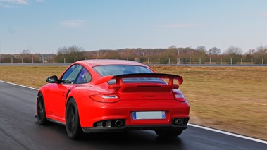 Porsche 997 GT2 RS rouge 3/4 arrière gauche travelling 2