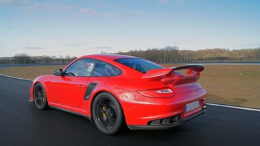 Porsche 997 GT2 RS rouge 3/4 arrière gauche travelling 3