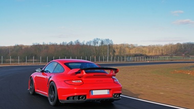 Porsche 997 GT2 RS rouge 3/4 arrière gauche travelling 4