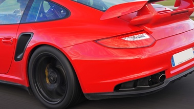 Porsche 997 GT2 RS rouge 3/4 arrière gauche travelling coupé